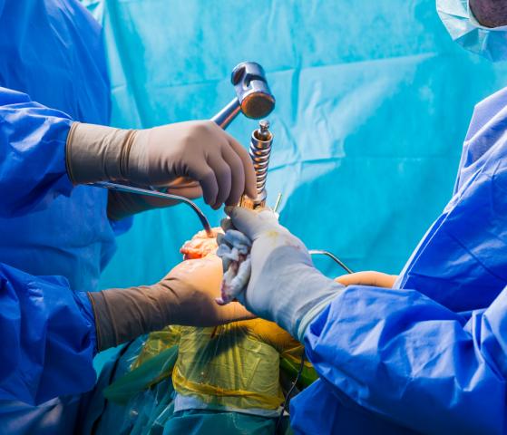 Deux chirurgiens opérant un patient