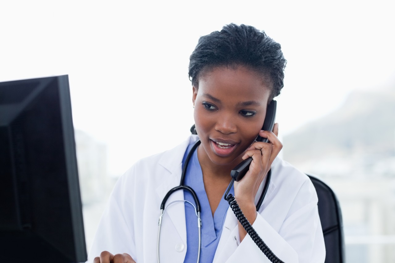 Une médecin au téléphone