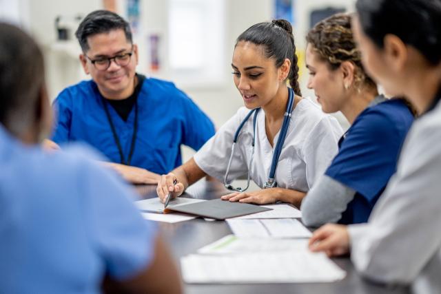 Des médecins discutent librement.