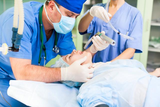 Un médecin entube une patiente
