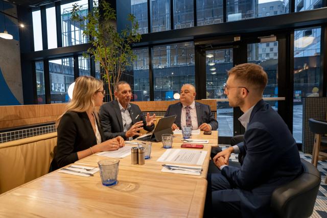 De gauche à droite : Félicia Harvey, Vice-Présidente de la Fédération médicale étudiante du Québec, Dr Vincent Oliva, président de la Fédération des médecins spécialistes du Québec, Dr Marc-André Amyot, président de la FMOQ, Dr Louis-Charles Desbiens, président de la FMRQ